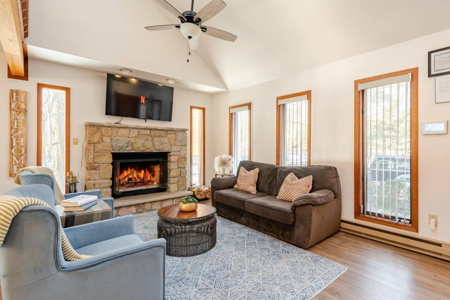 Cozy Cabin At Poconos With Hot Tub And Fire Pit 东斯特劳兹堡 外观 照片